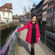 Insegnante di francese impartisce lezioni a studenti di ogni ordine e grado. Preparazione per DELF e DALF